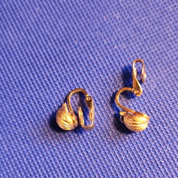 Vintage Crown Trifari Gold Toned Shell Earrings - Picture 1 of 5